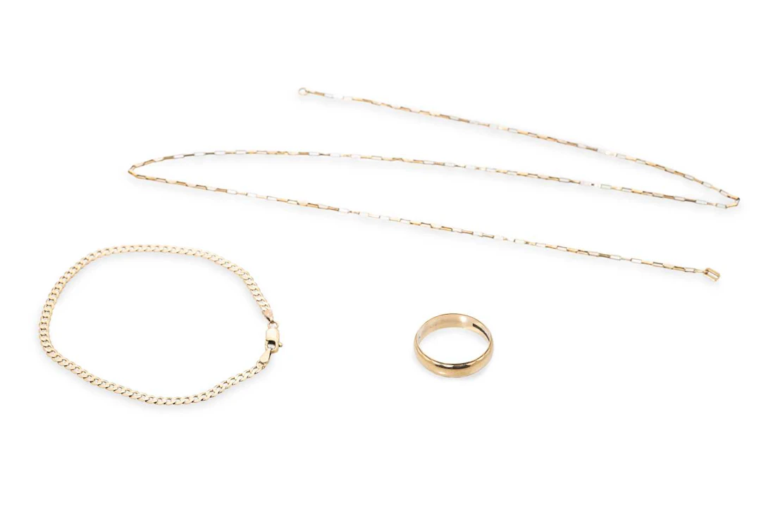 A 9CT YELLOW GOLD BAND RING