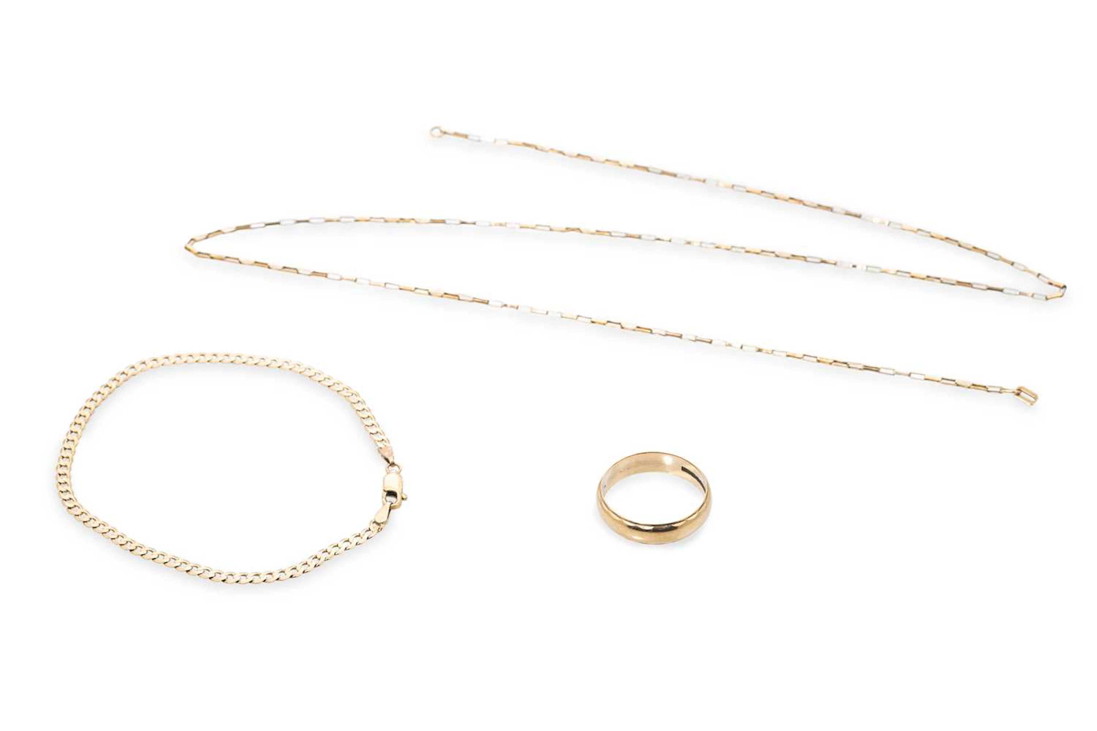A 9CT YELLOW GOLD BAND RING