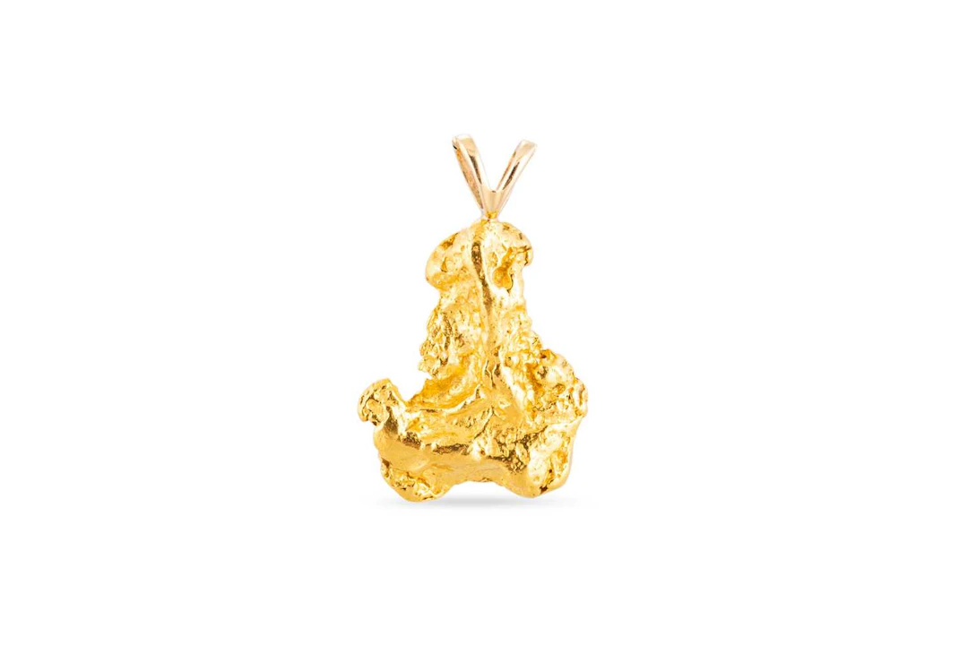A GOLD 'NUGGET' PENDANT