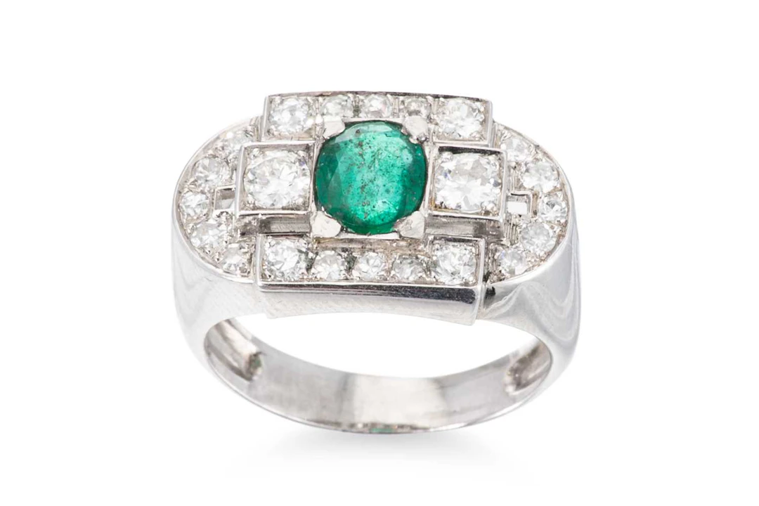 AN ART DECO STYLE EMERALD AND DIAMOND PLAQUE RING
