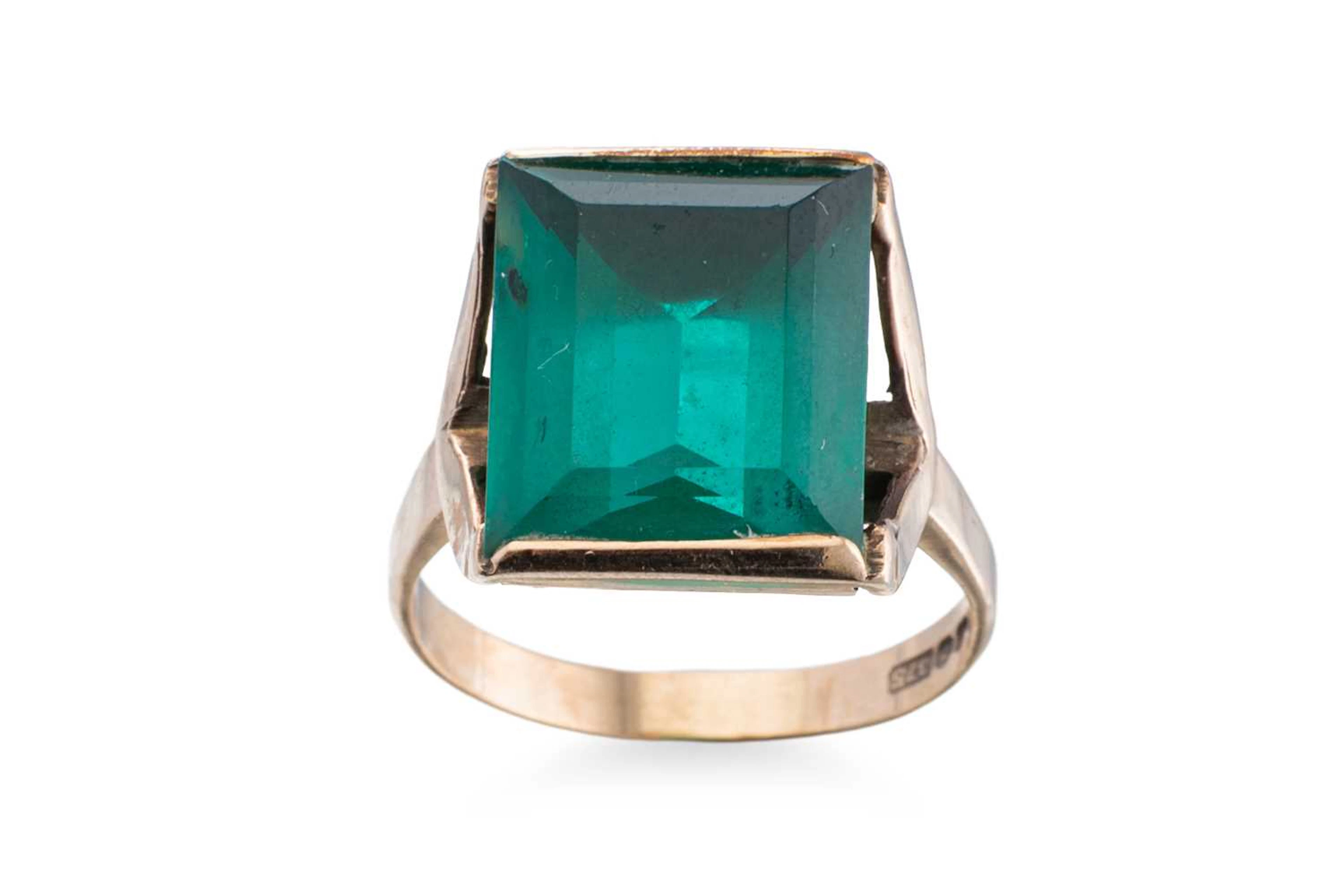 A VINTAGE GREEN GLASS RING