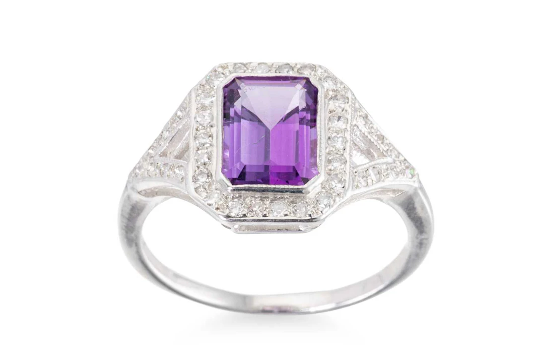 A DIAMOND AND AMETHYST CLUSTER RING