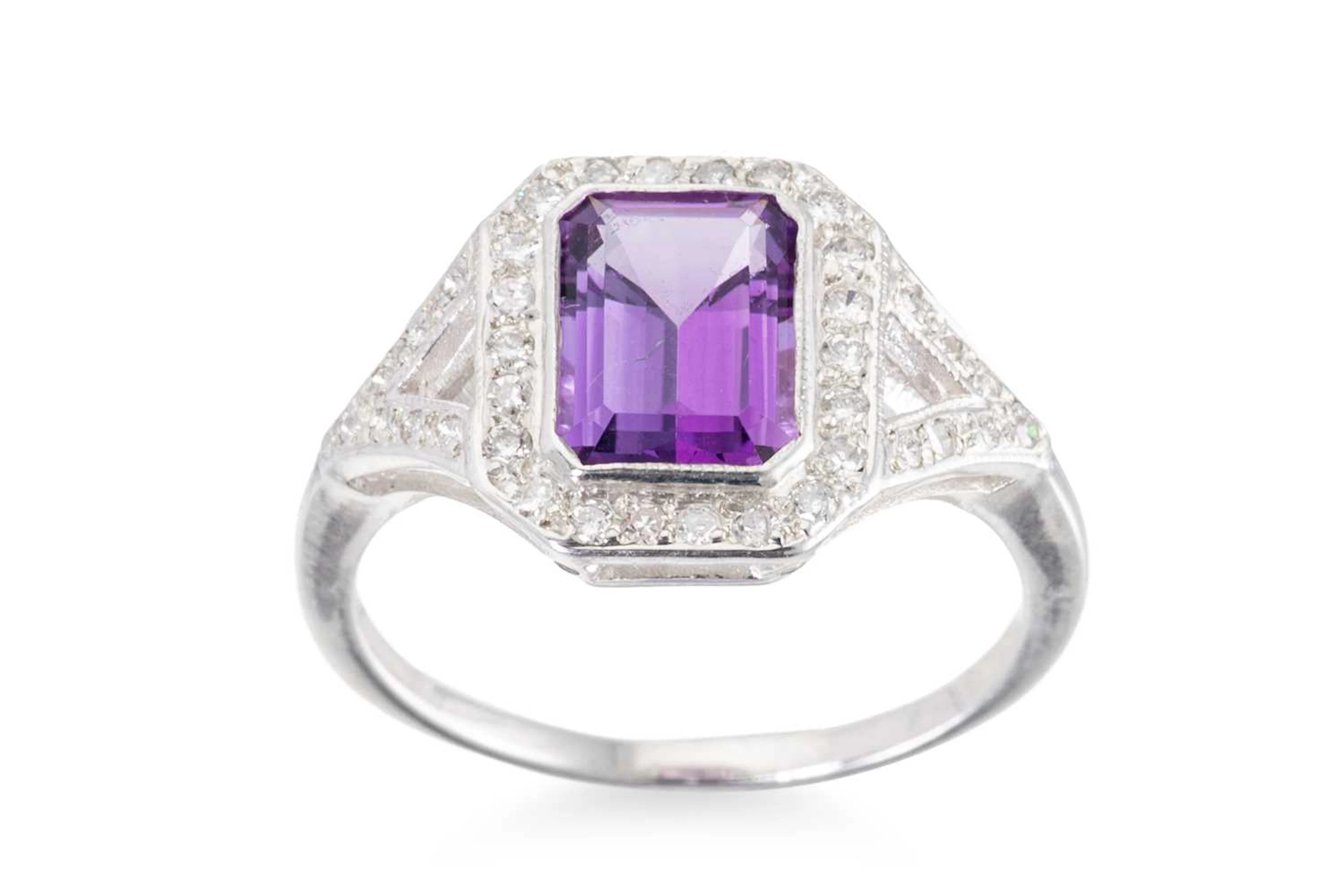 A DIAMOND AND AMETHYST CLUSTER RING