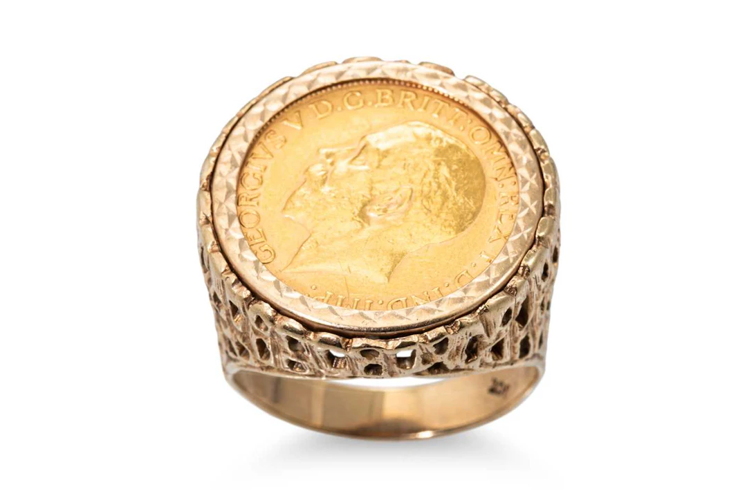 A FULL SOVEREIGN ENGLISH GOLD COIN SET RING