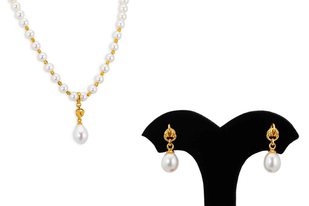 A SET OF CULTURED PEARLS
