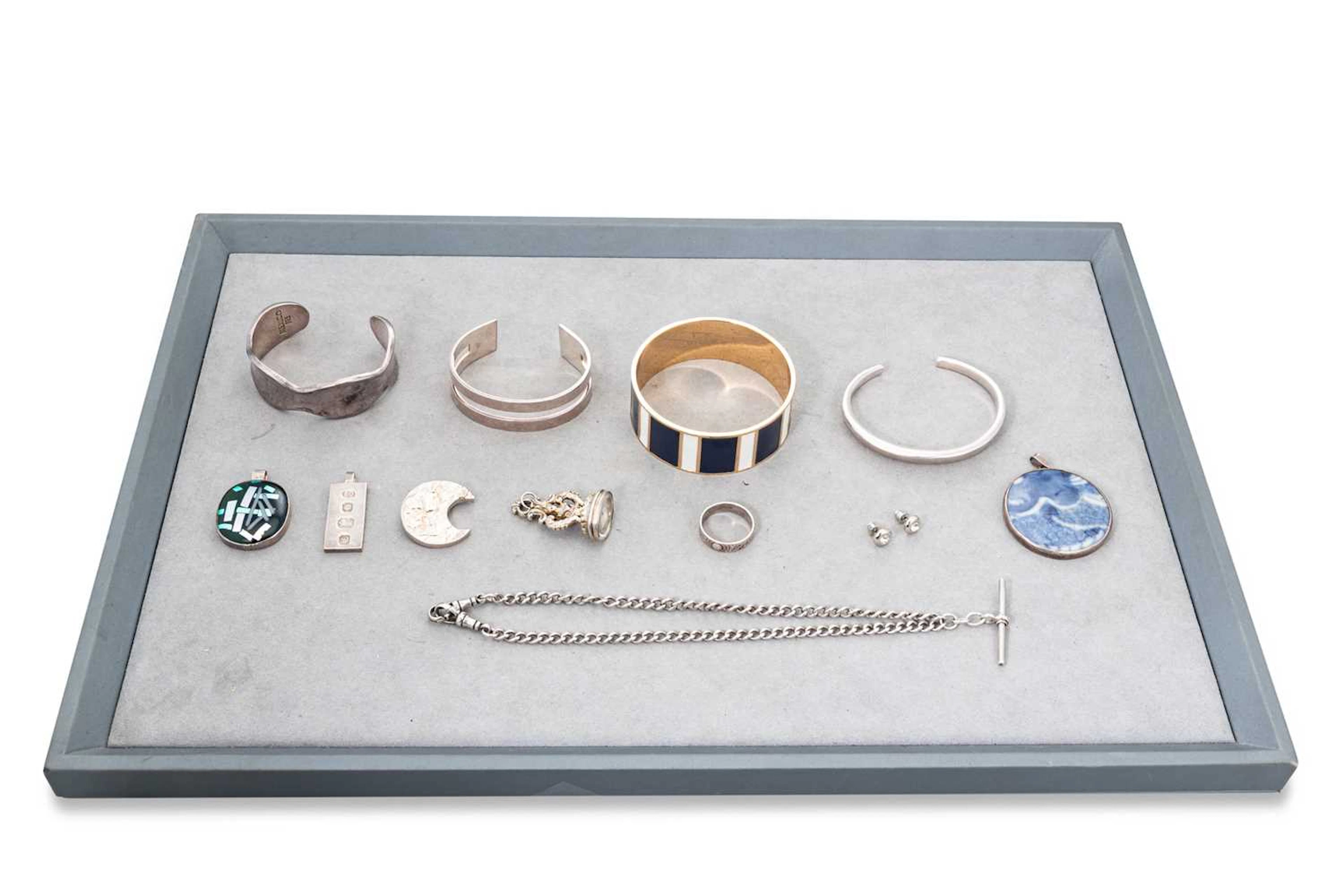 A COLLECTION OF STERLING SILVER JEWELLERY (.925) hallmark