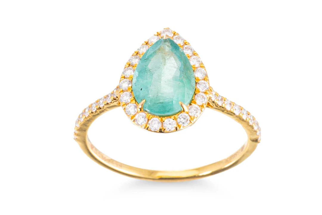 AN EMERALD AND DIAMOND CLUSTER RING
