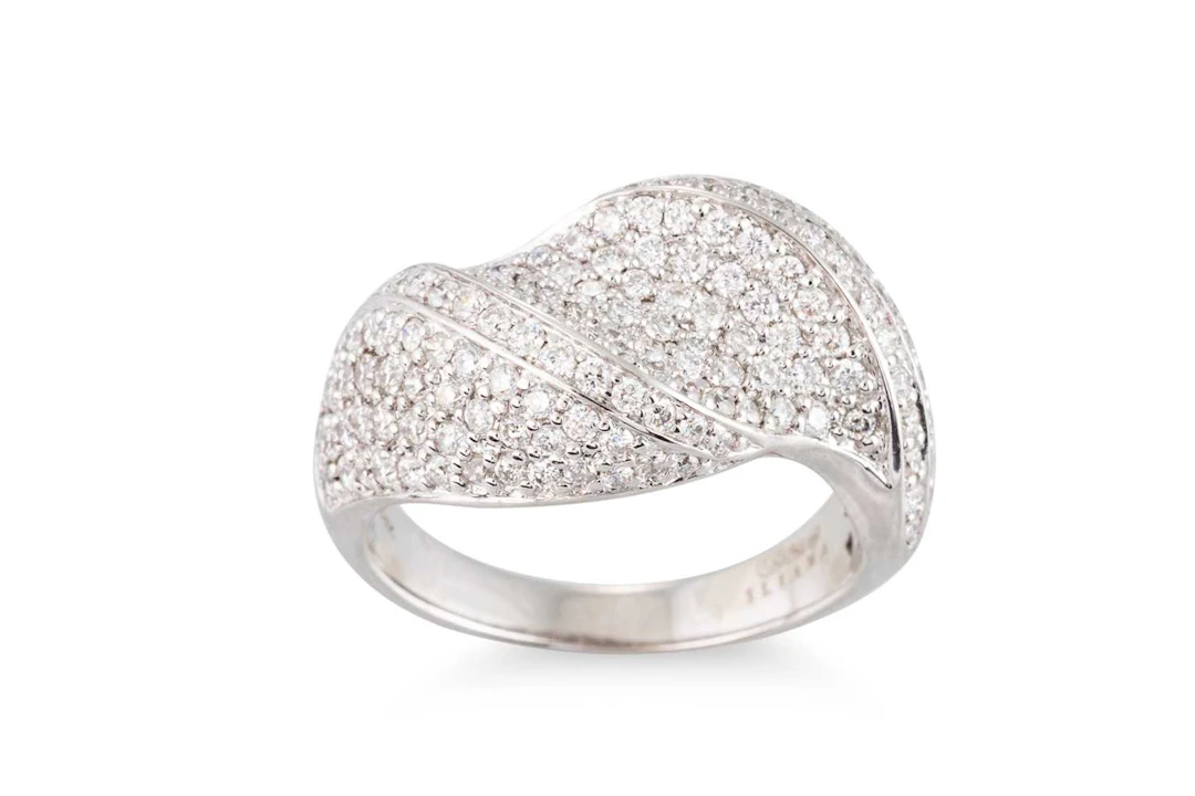 A DIAMOND PAVÉ SET RING