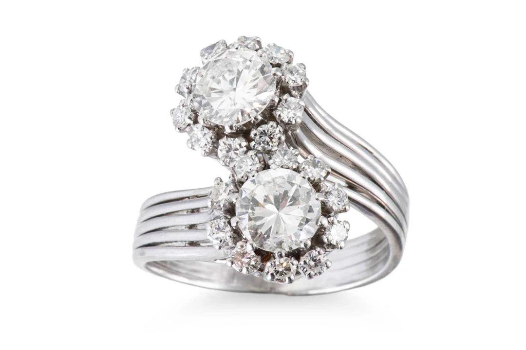A VINTAGE DIAMOND CROSSOVER CLUSTER RING