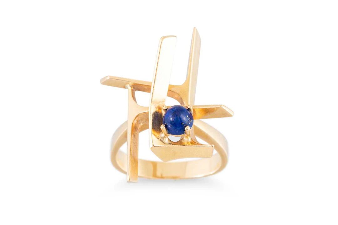 A VINTAGE 1970S BRUTALIST STYLE ABSTRACT RING