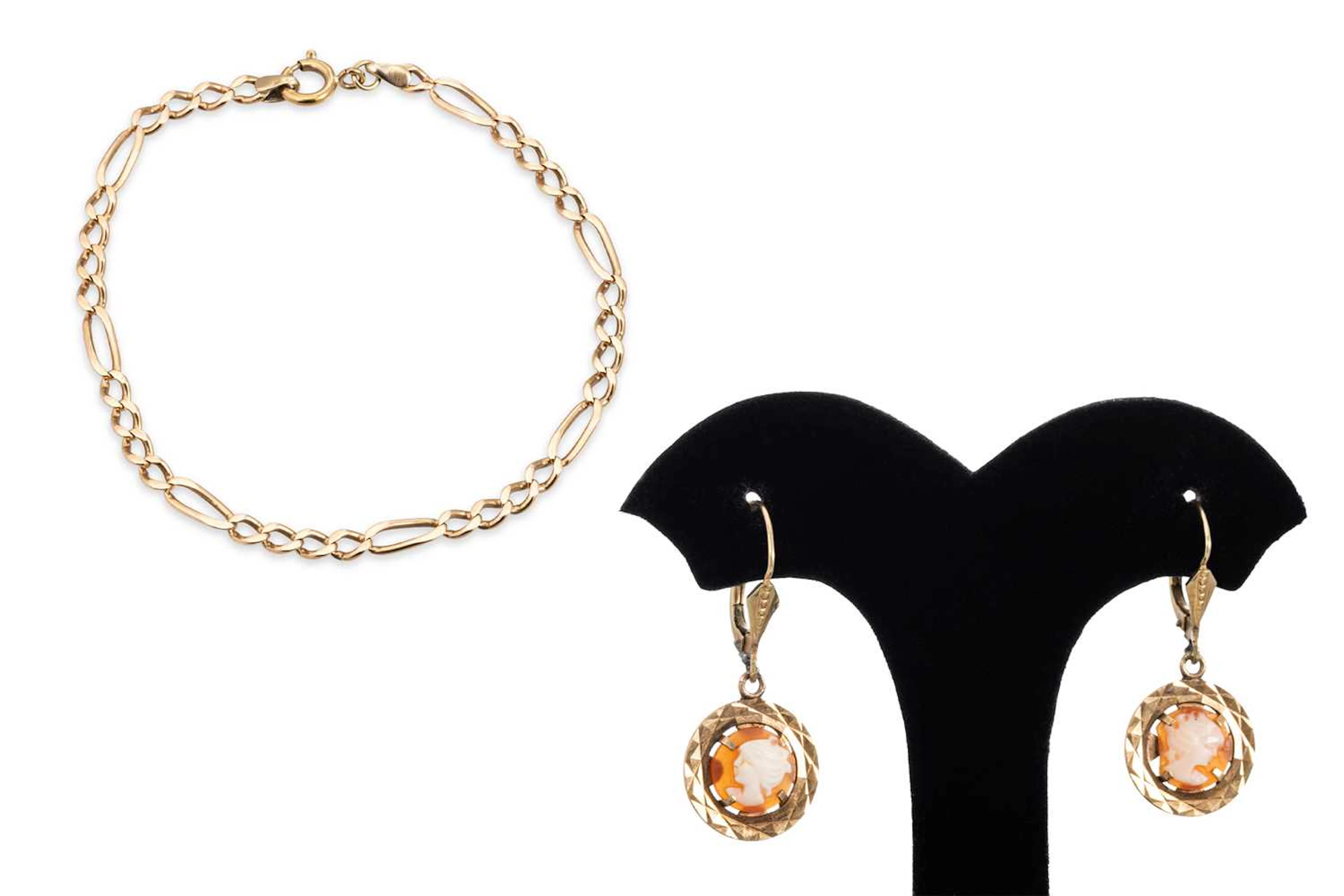 A 9CT YELLOW GOLD FANCY LINK BRACELET