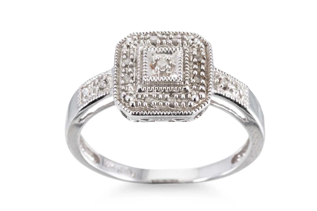 A 10CT GOLD DRESS RING