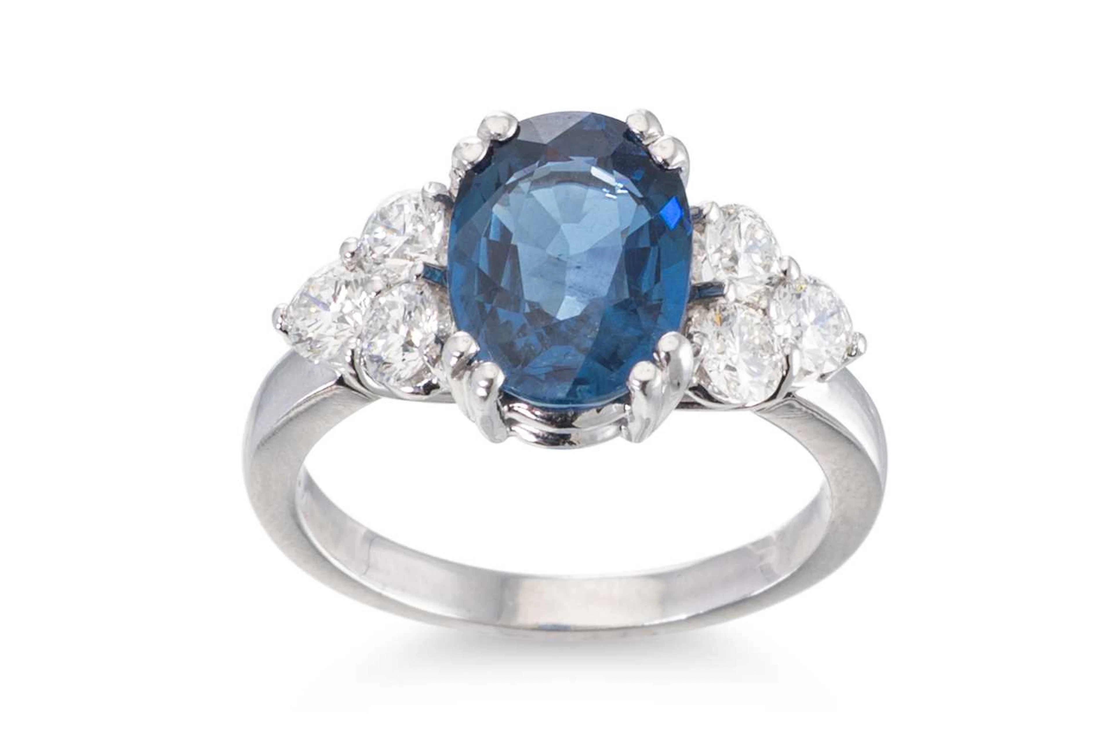 A SAPPHIRE AND DIAMOND CLUSTER RING