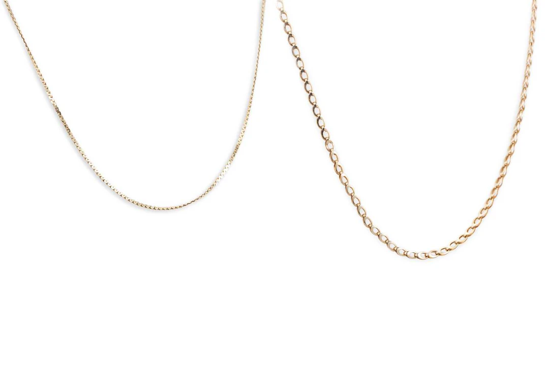 A 9CT GOLD NECK CHAIN