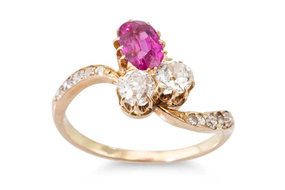 AN ANTIQUE EARLY 20TH CENTURY THREE STONE RING
