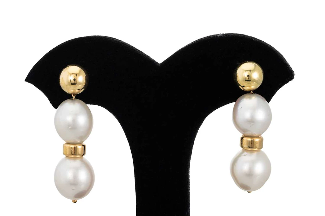 A PAIR OF PEARL DROP EARRINGS