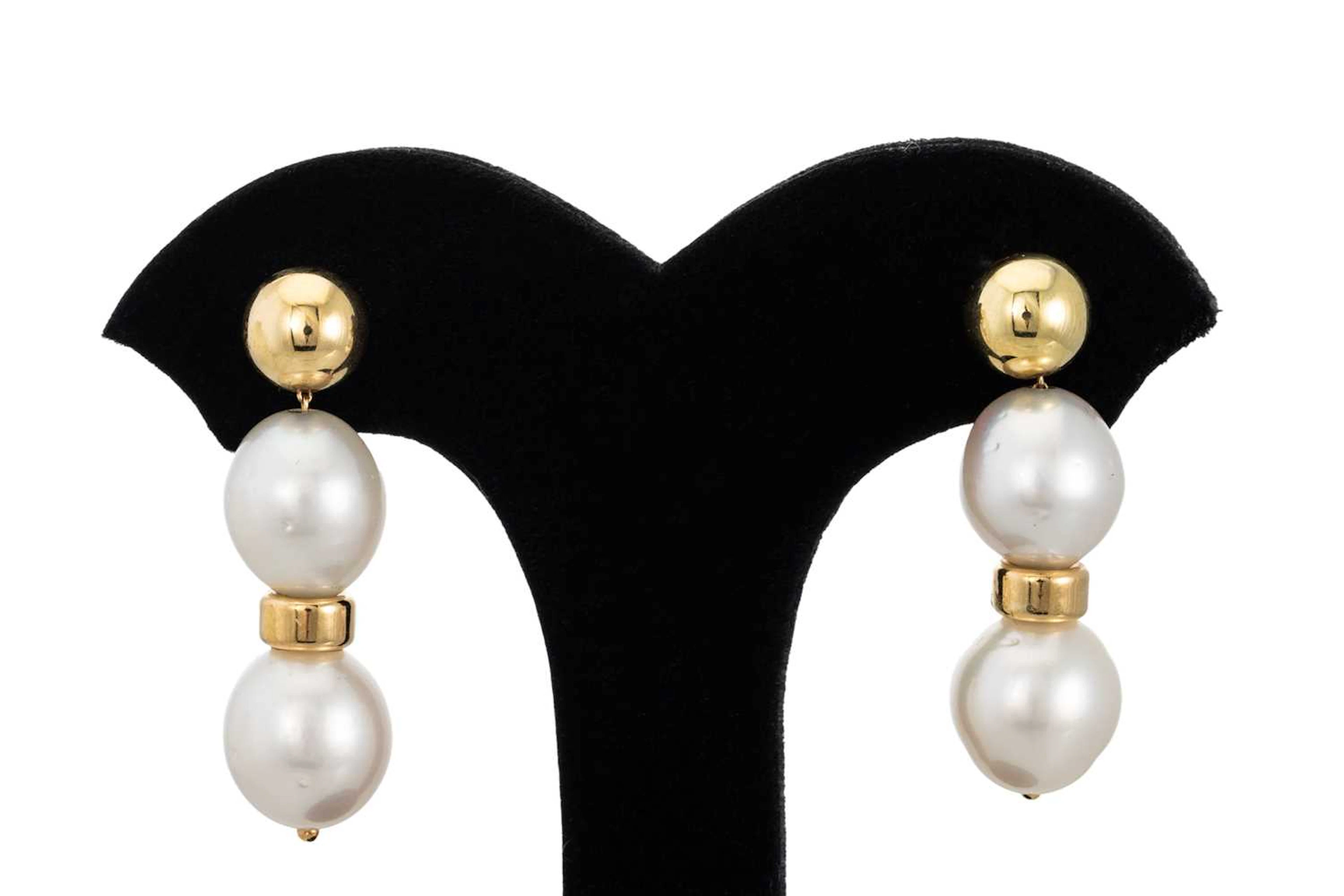 A PAIR OF PEARL DROP EARRINGS