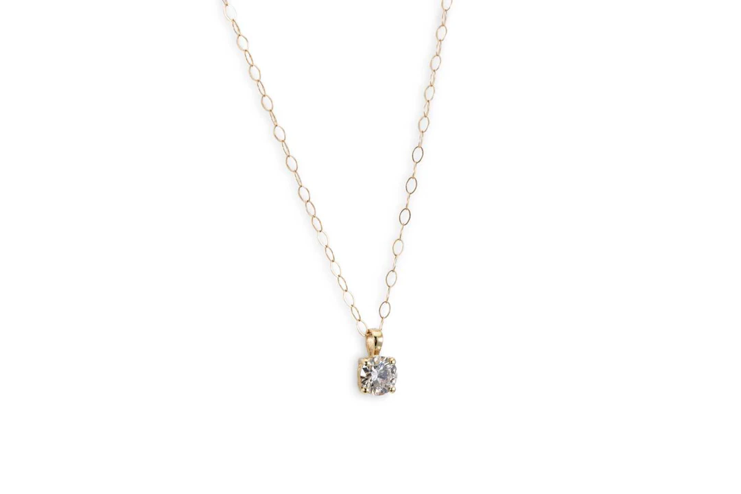 A DIAMOND SOLITAIRE PENDANT