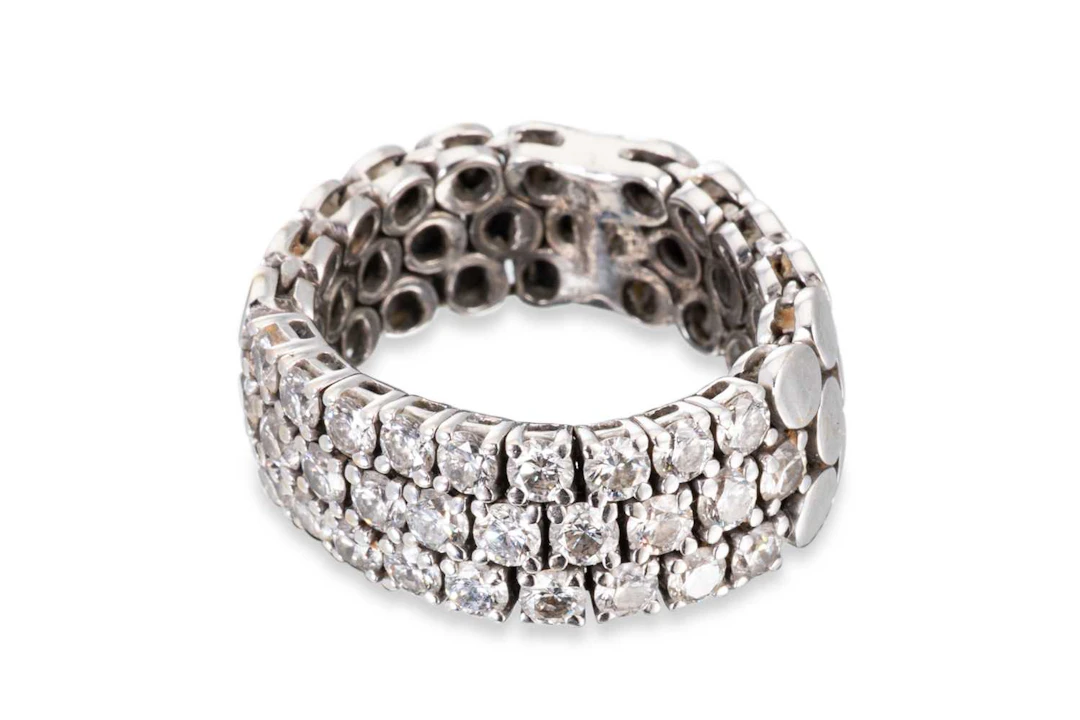 A DIAMOND SET FLEXIBLE BAND RING