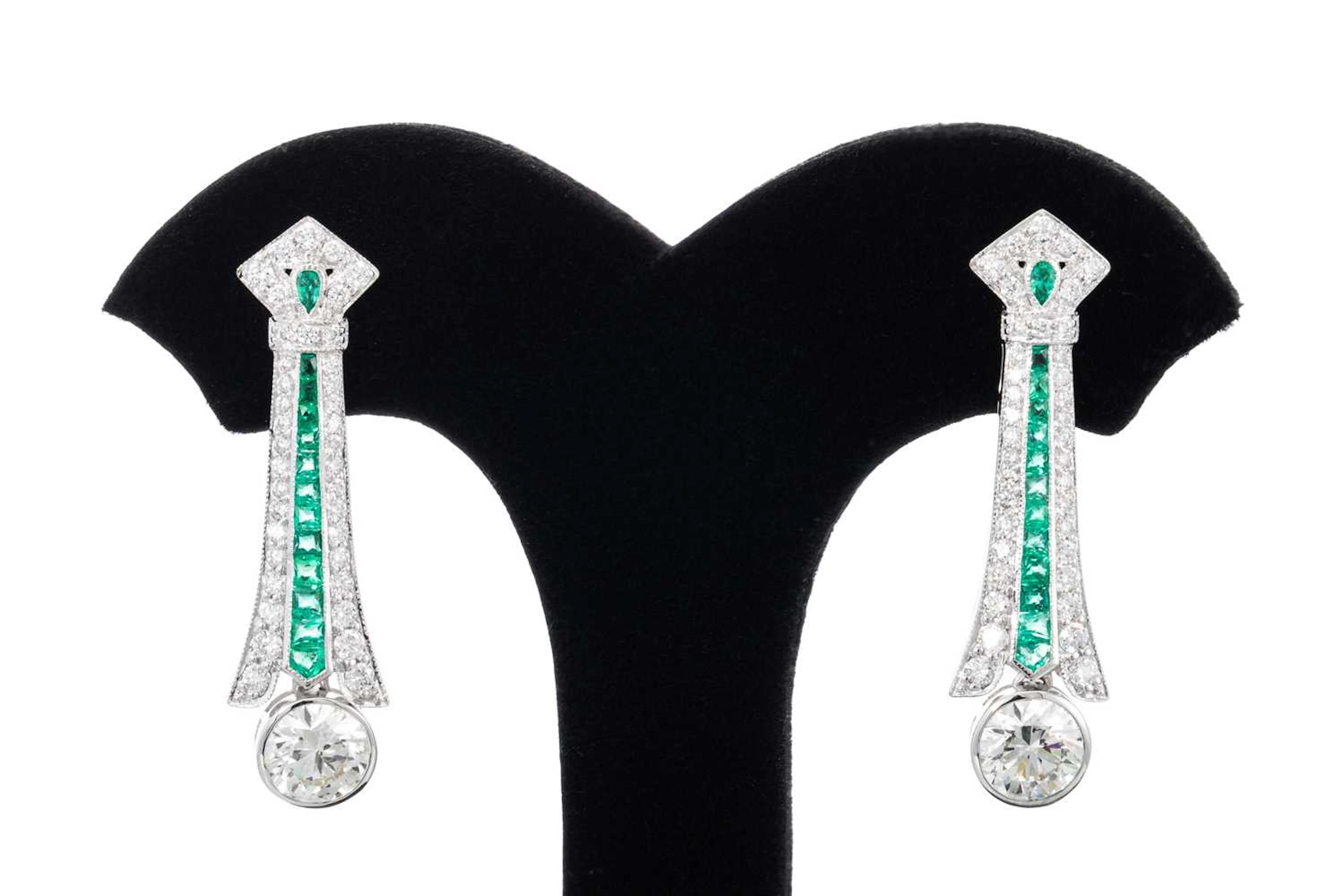 A PAIR OF ART DECO STYLE DIAMOND AND EMERALD PLAQUE DROP EARRINGS