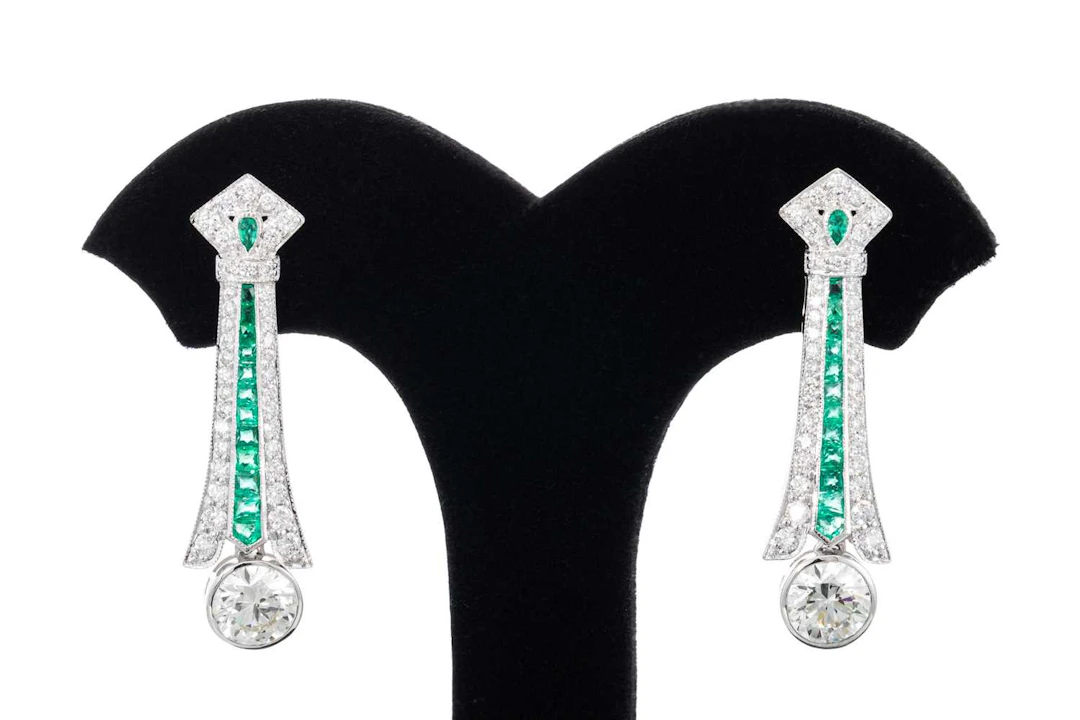 A PAIR OF ART DECO STYLE DIAMOND AND EMERALD PLAQUE DROP EARRINGS