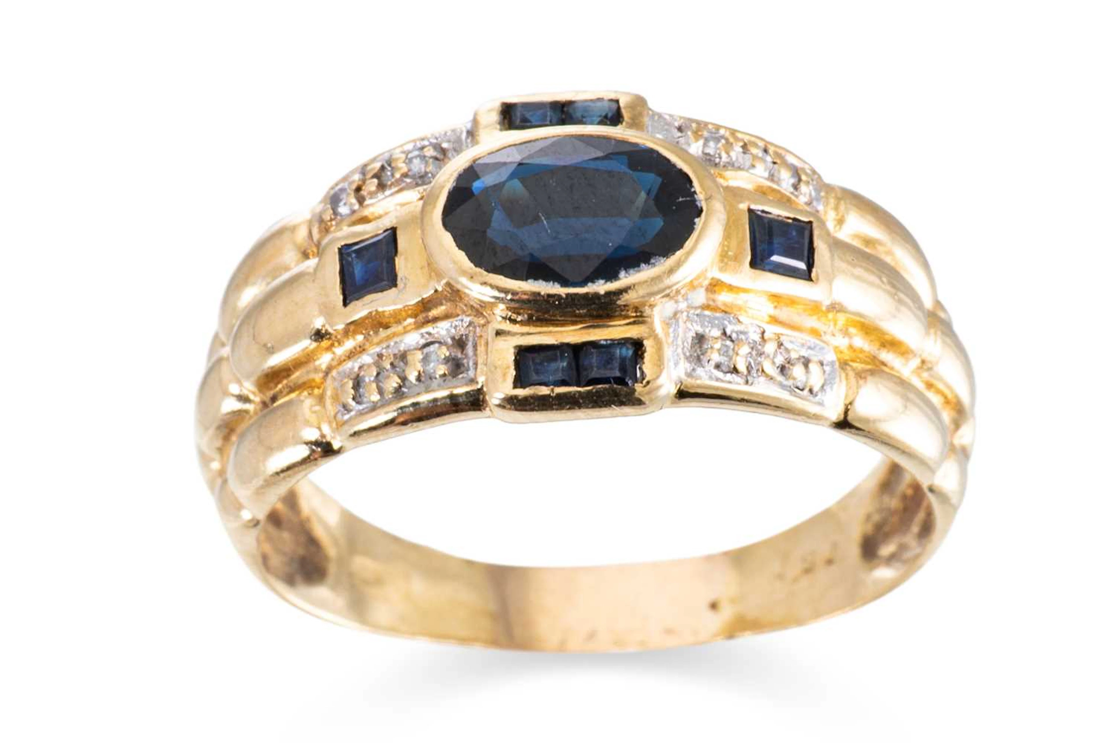 A SAPPHIRE AND DIAMOND DRESS RING