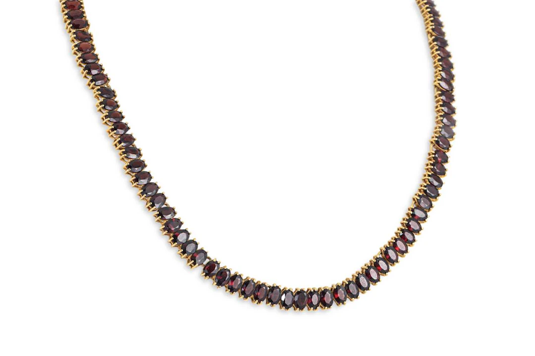 A GARNET SET NECKLACE