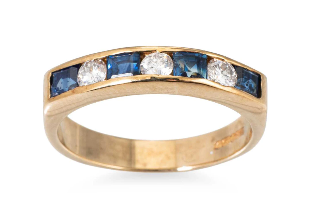 A SAPPHIRE AND DIAMOND HALF ETERNITY RING