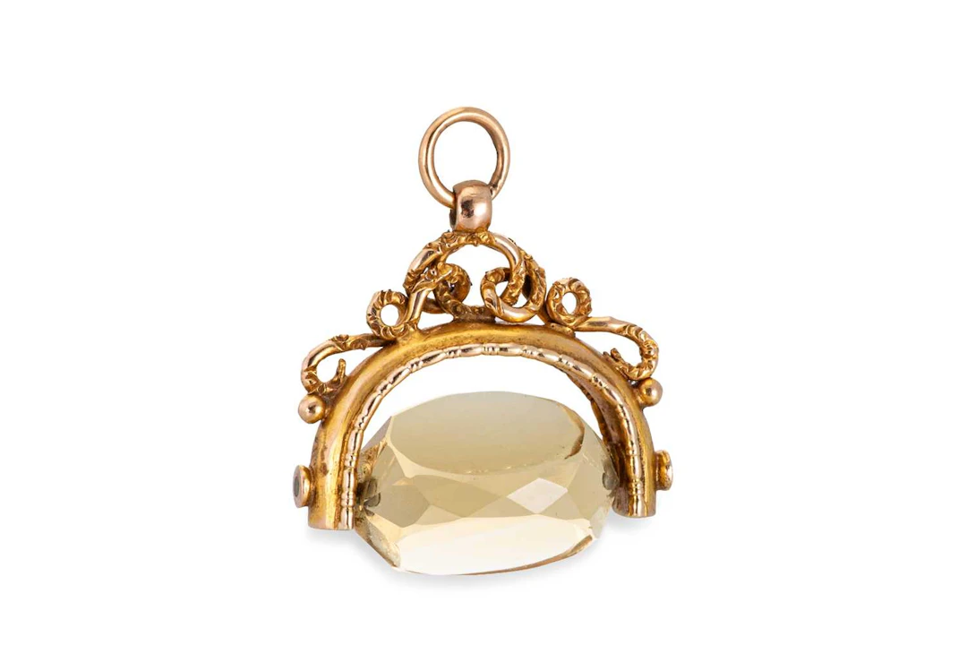 AN ANTIQUE SWIVEL GOLD FOB