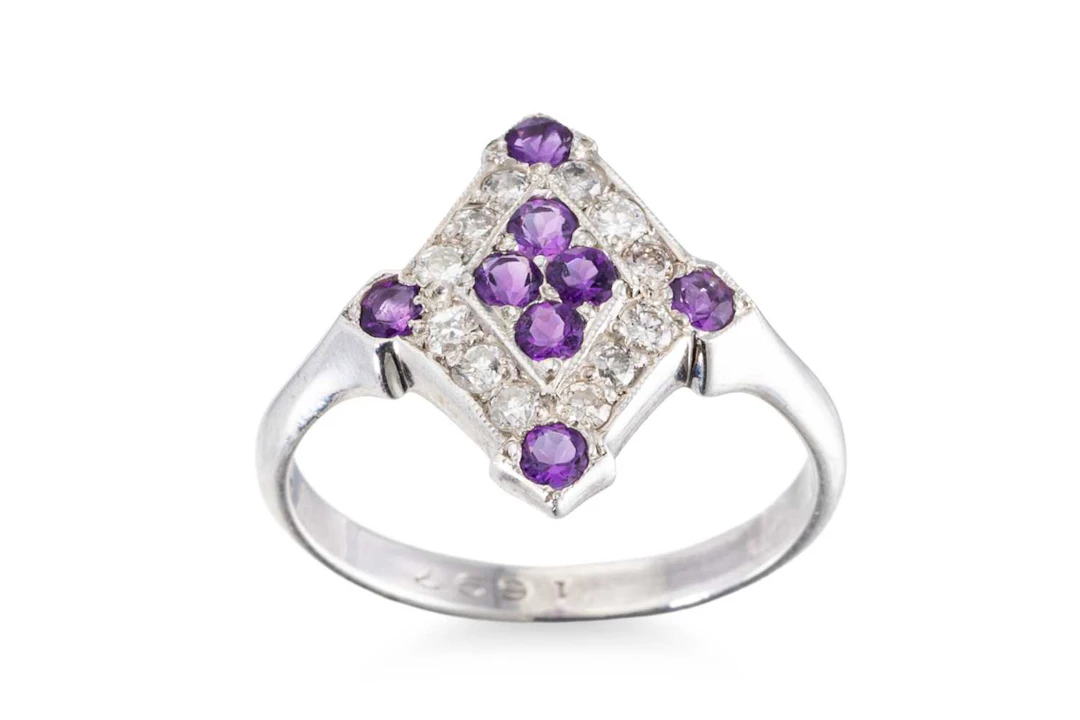 A DIAMOND AND AMETHYST CLUSTER RING