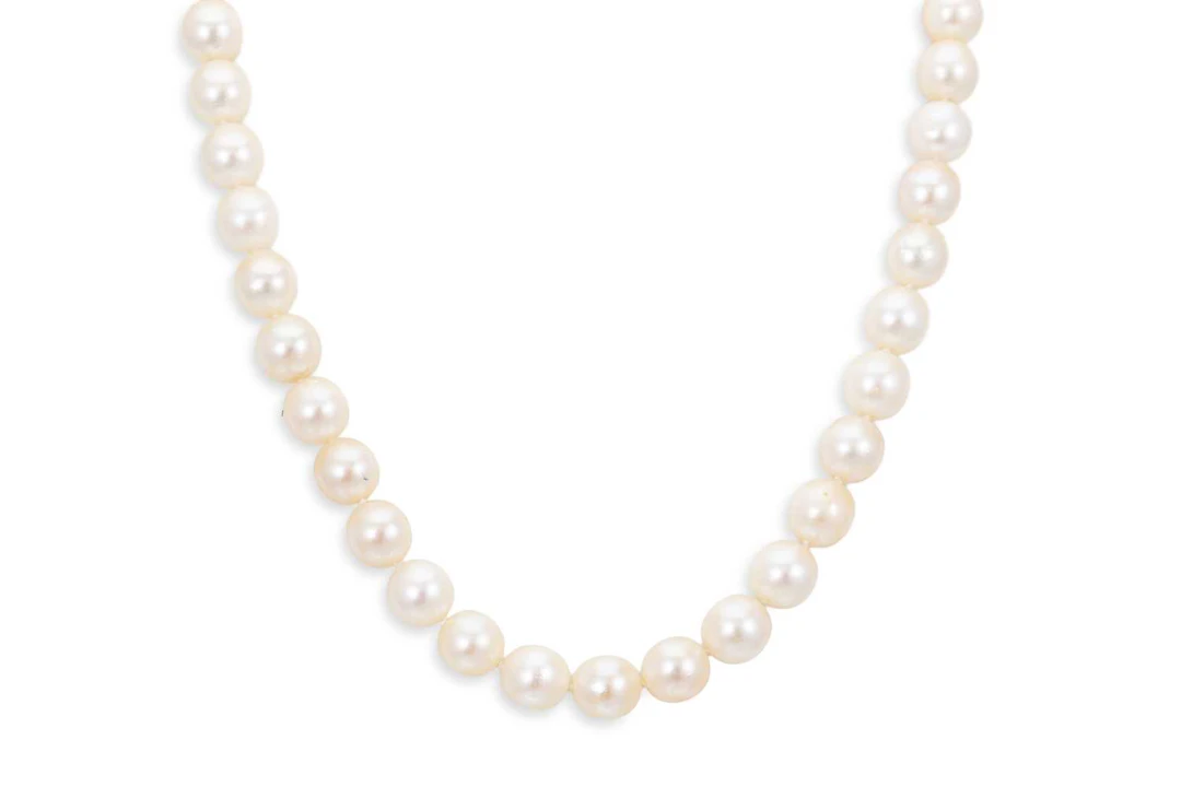 A SET OF CULTURED PEARLS