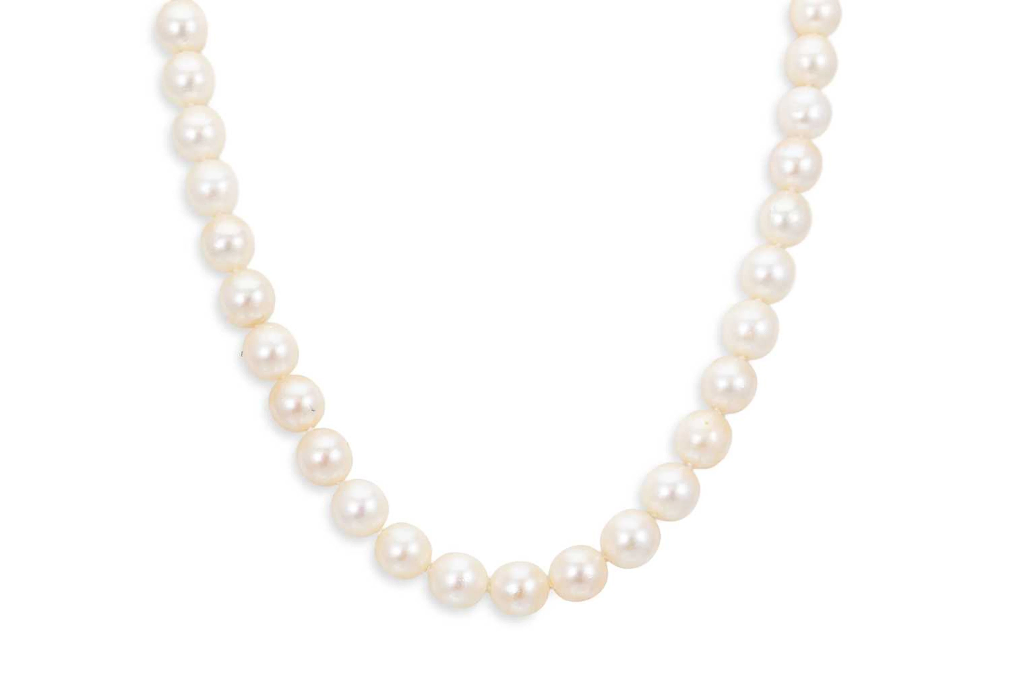 A SET OF CULTURED PEARLS