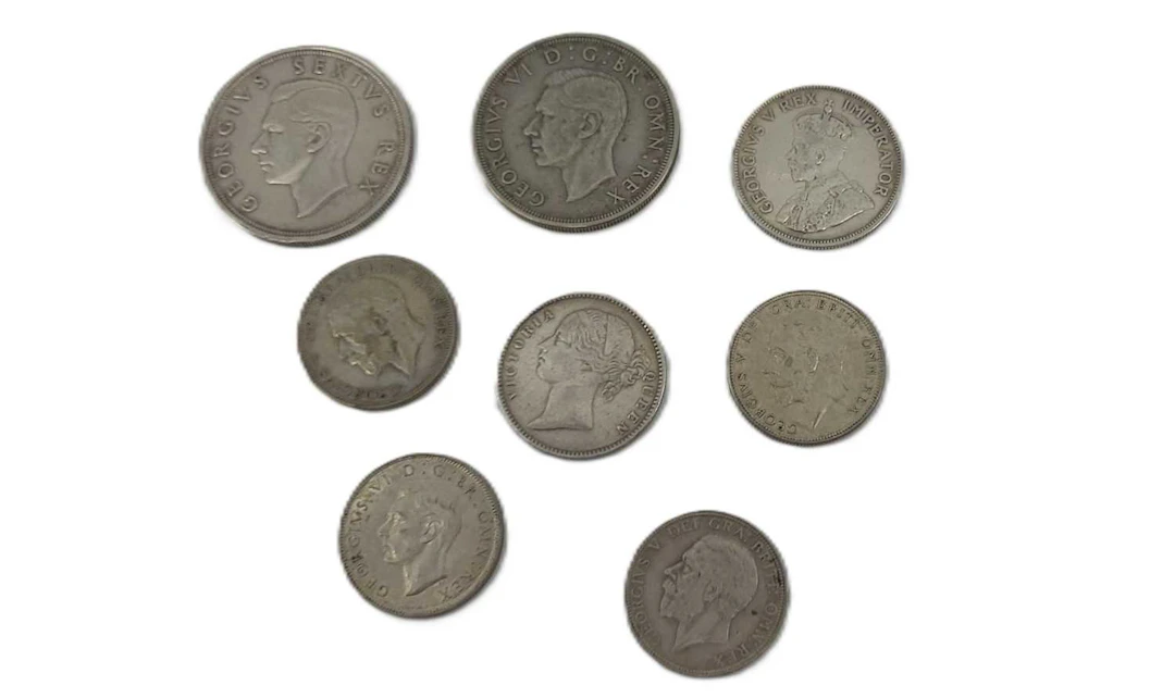 A COLLECTION OF 8 X 50% SOUTH AFRICAN & ENGLISH SILVER COINS
