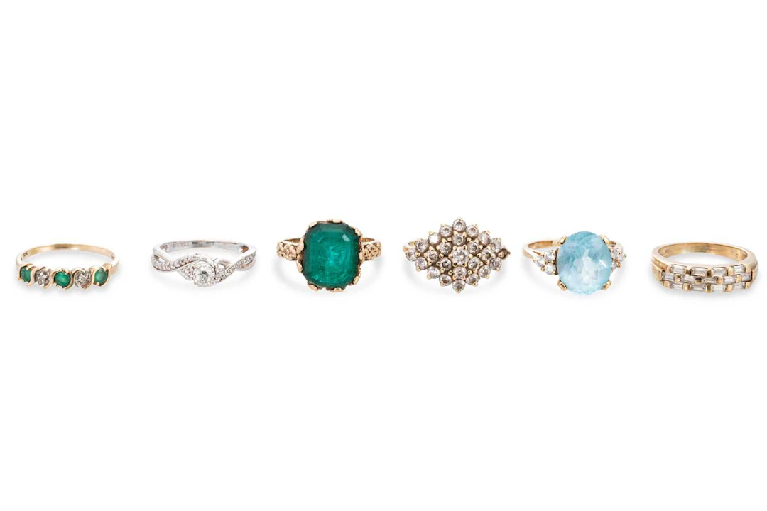 A DIAMOND SET DRESS RING