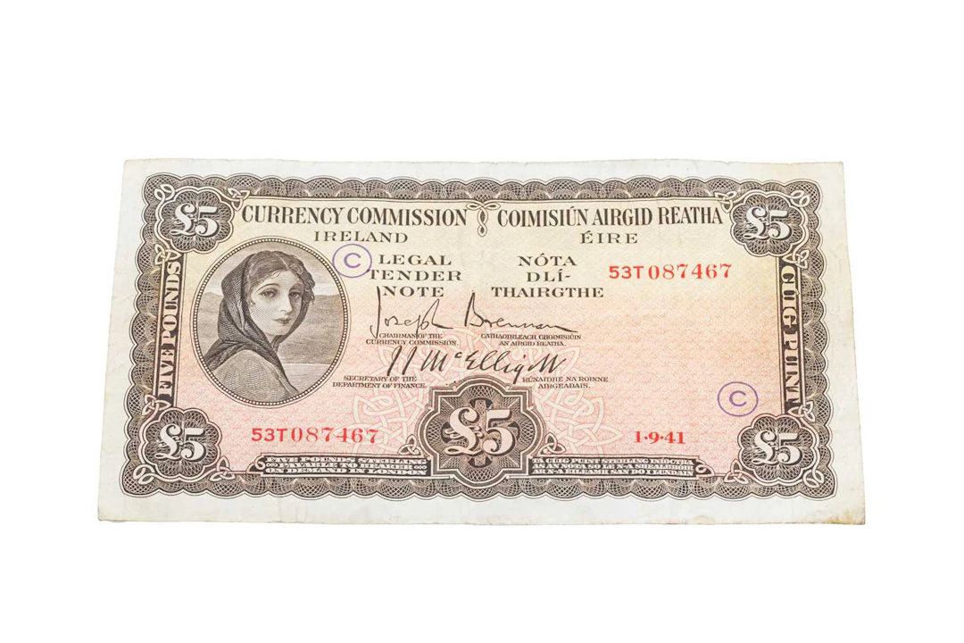 A 1941 "C" WARCODE LAVERY £5 IRISH BANKNOTE