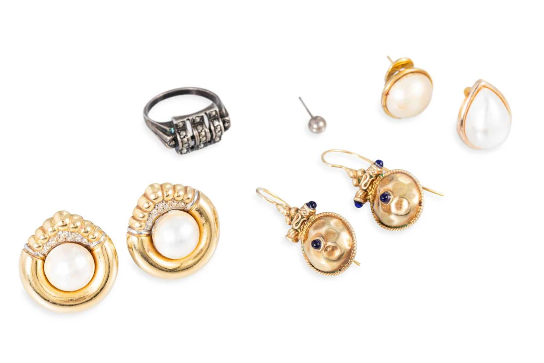 A COLLECTION OF VINTAGE JEWELLERY