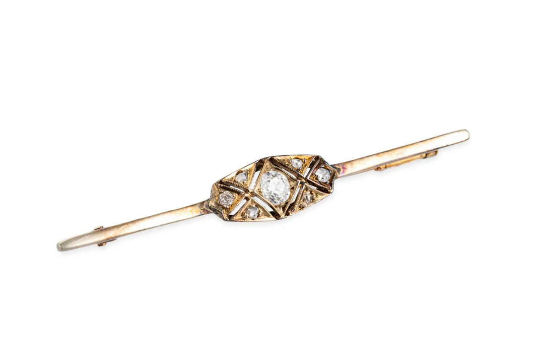 A VINTAGE DIAMOND SET BAR BROOCH