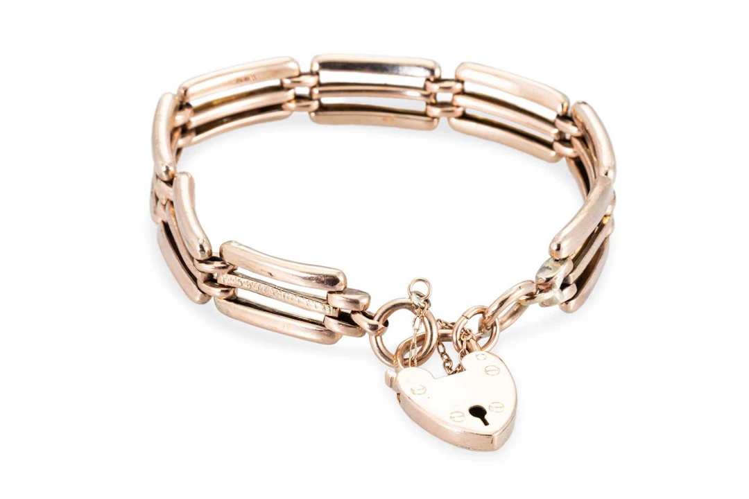 A 9CT VINTAGE THREE BAR GATE BRACELET