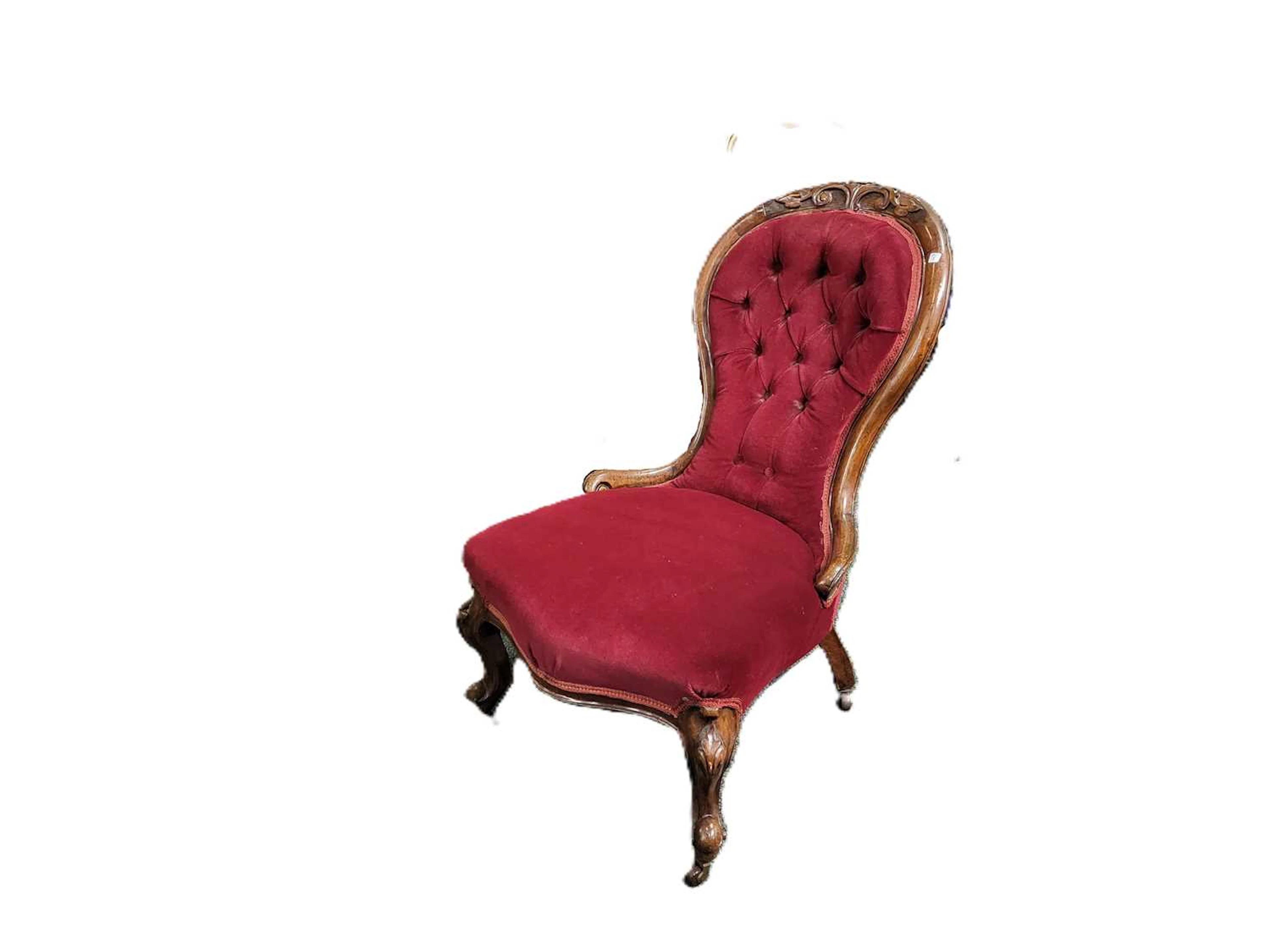 A VICTORIAN CARVED SPOON BACKED UPHOLSTERED CHAIR