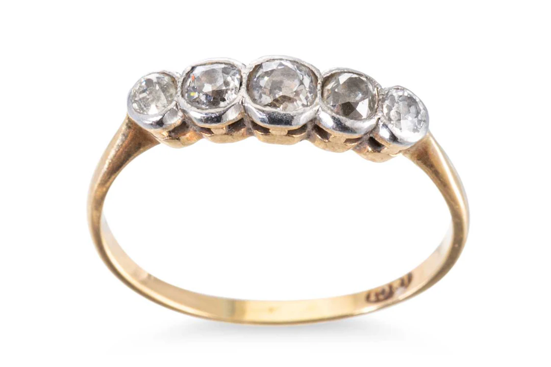 AN ANTIQUE FIVE-STONE DIAMOND RING