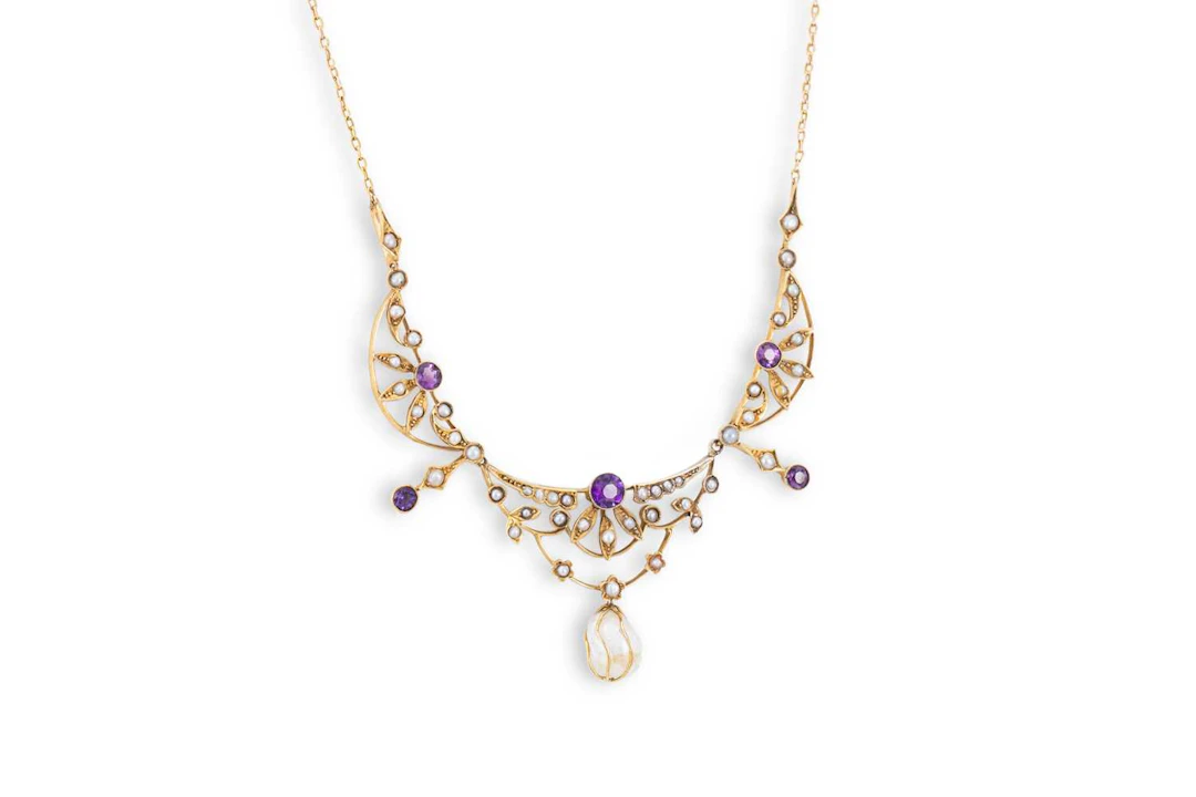 AN EDWARDIAN AMETHYST AND SEED PEARL NEGLIGÉ NECKLACE