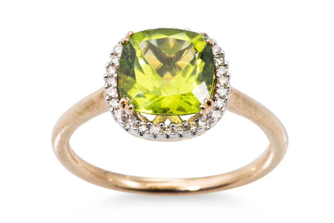 A PERIDOT AND DIAMOND CLUSTER RING