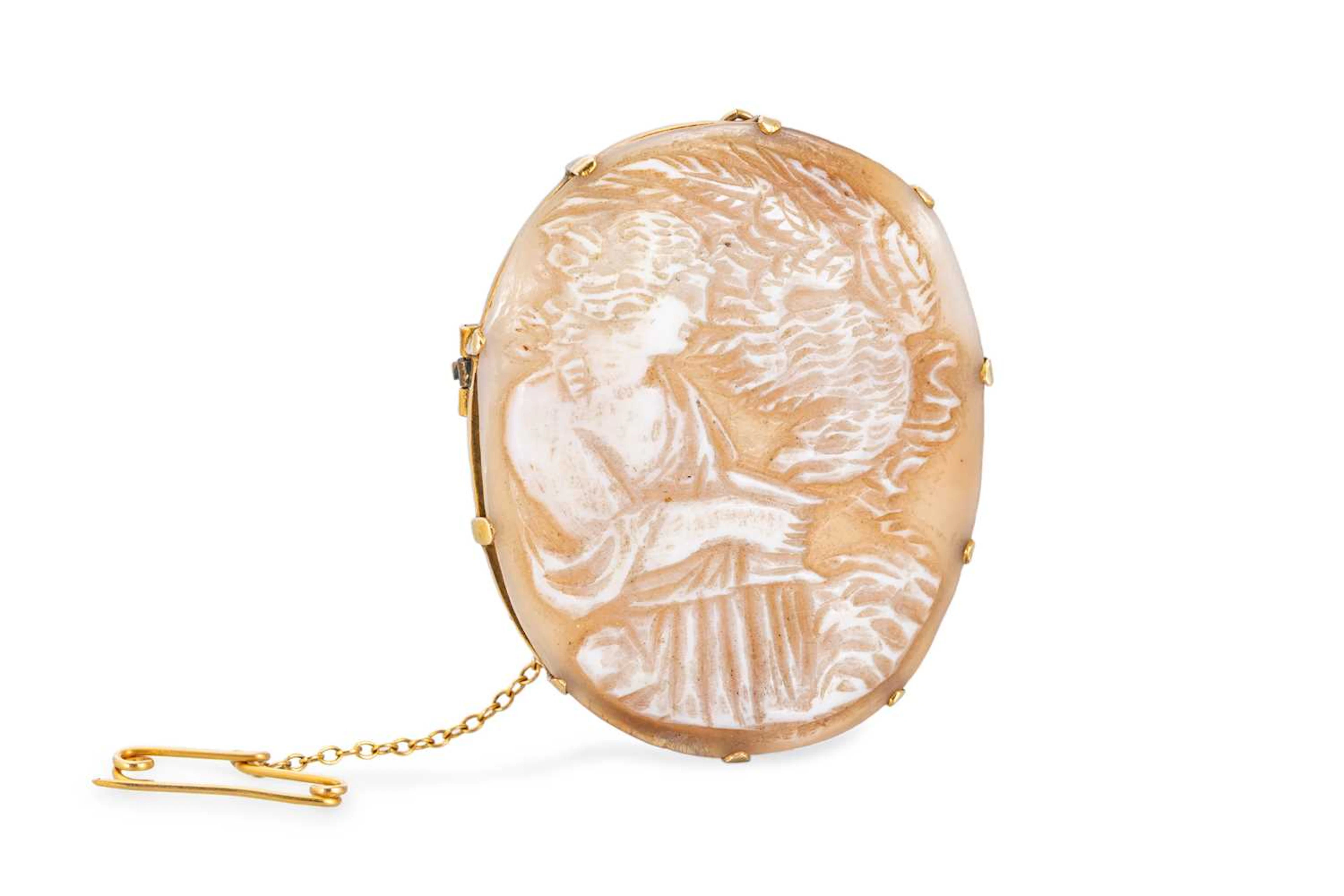 AN ANTIQUE GOLD CAMEO BROOCH