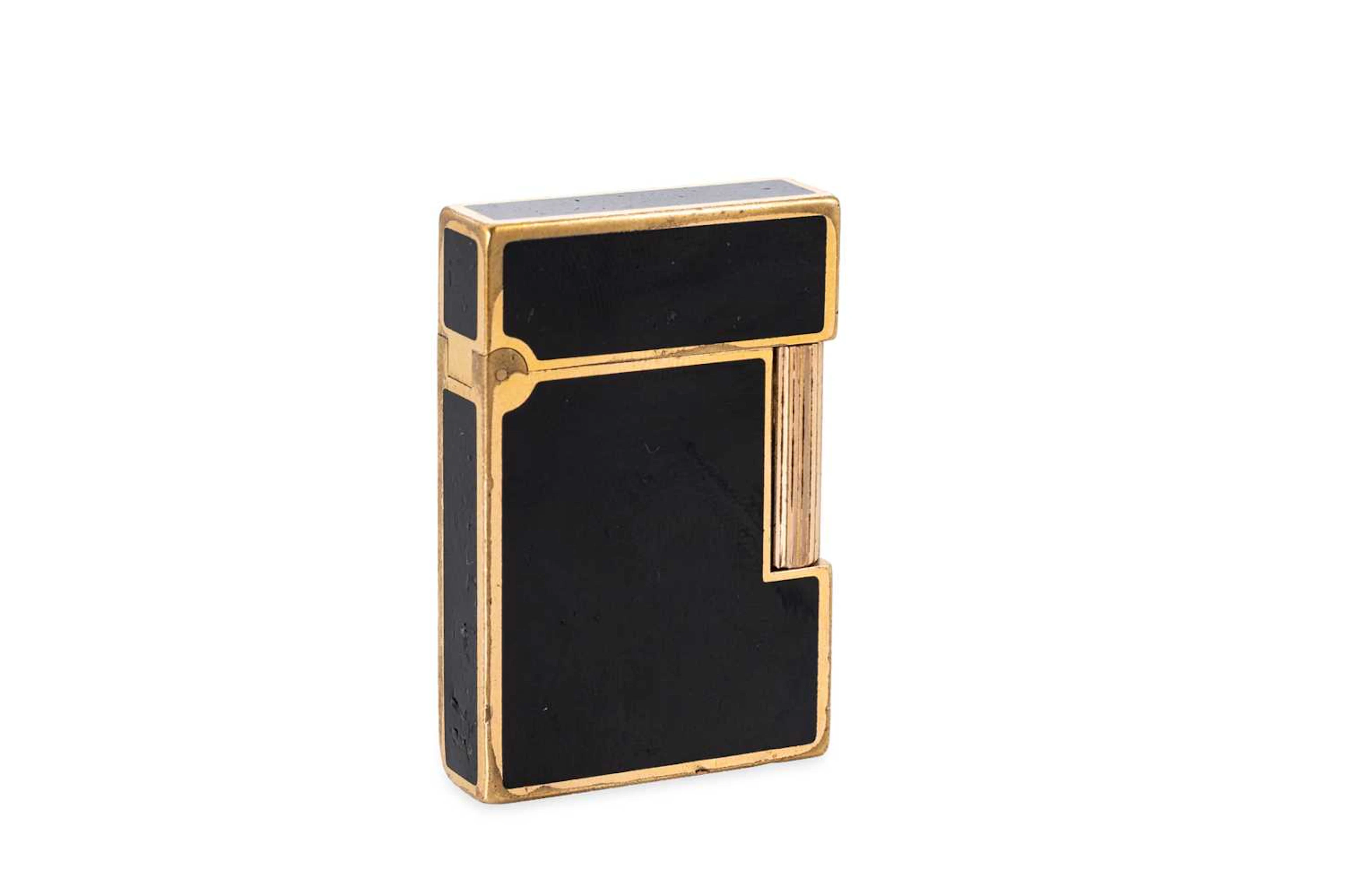 A FRENCH DUPONT ENAMEL LIGHTER