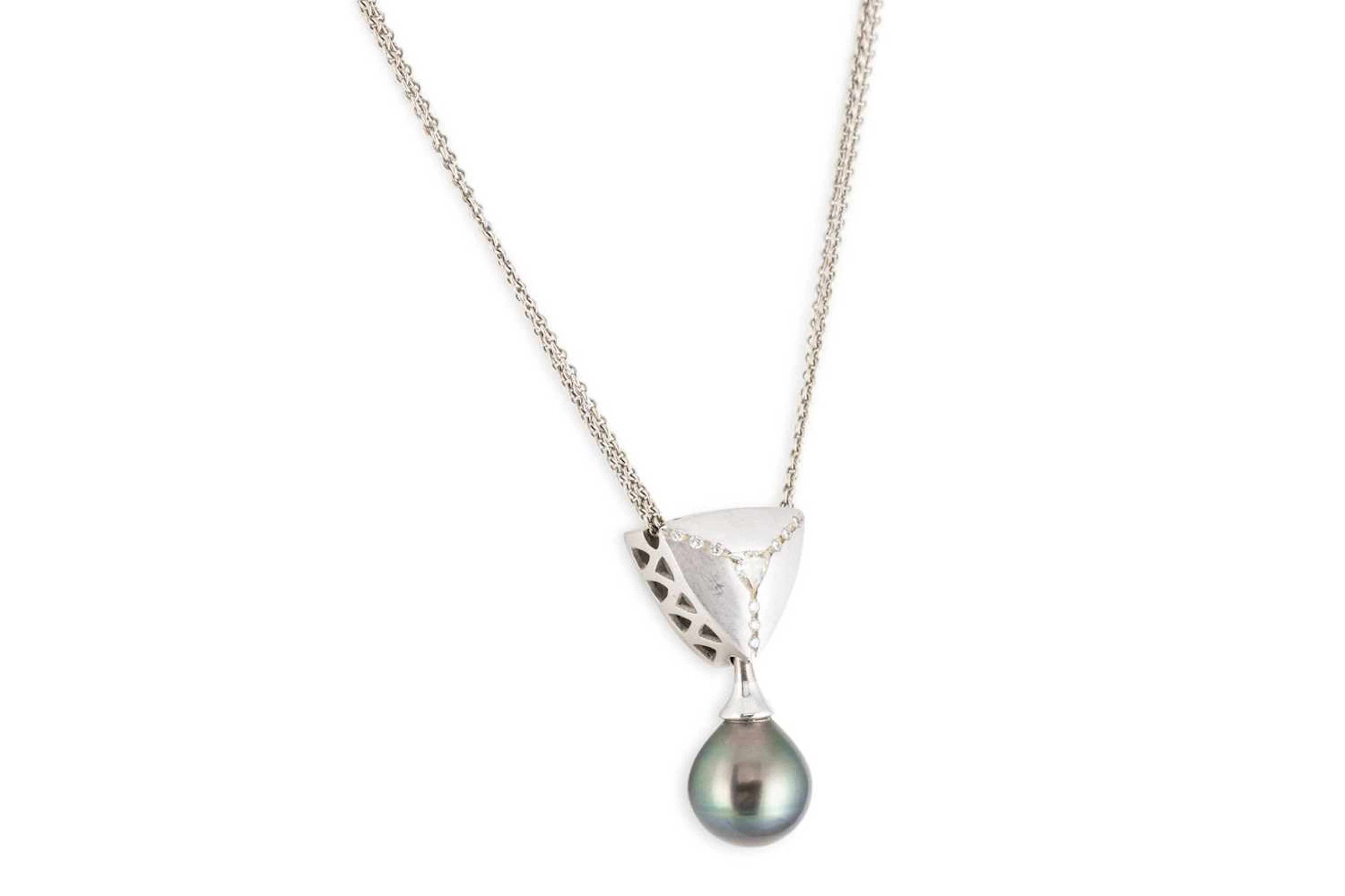 AN 18CT WHITE GOLD DIAMOND SET CULTURED PEARL PENDANT