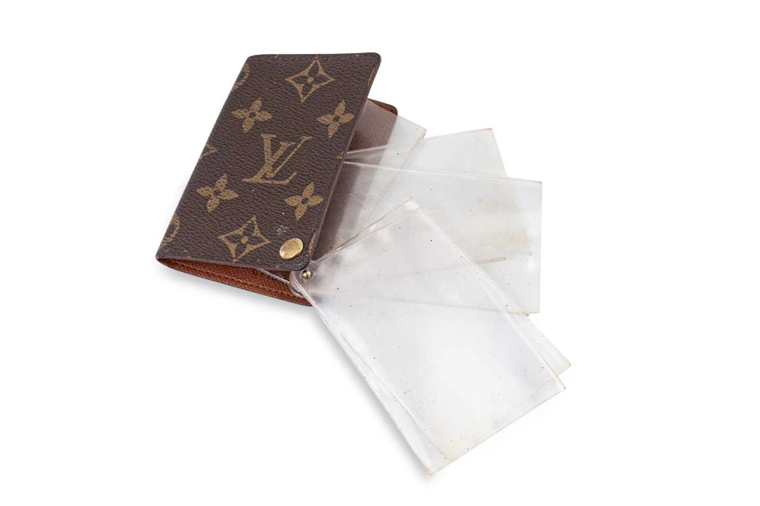 A LOUIS VUITTON MONOGRAM CARD HOLDER