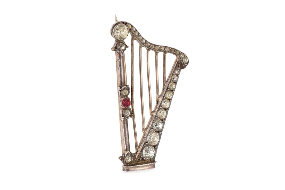 A LATE 19TH-EARLY 20TH CENTURY FRENCH SILVER HARP/LYRE BROOCH