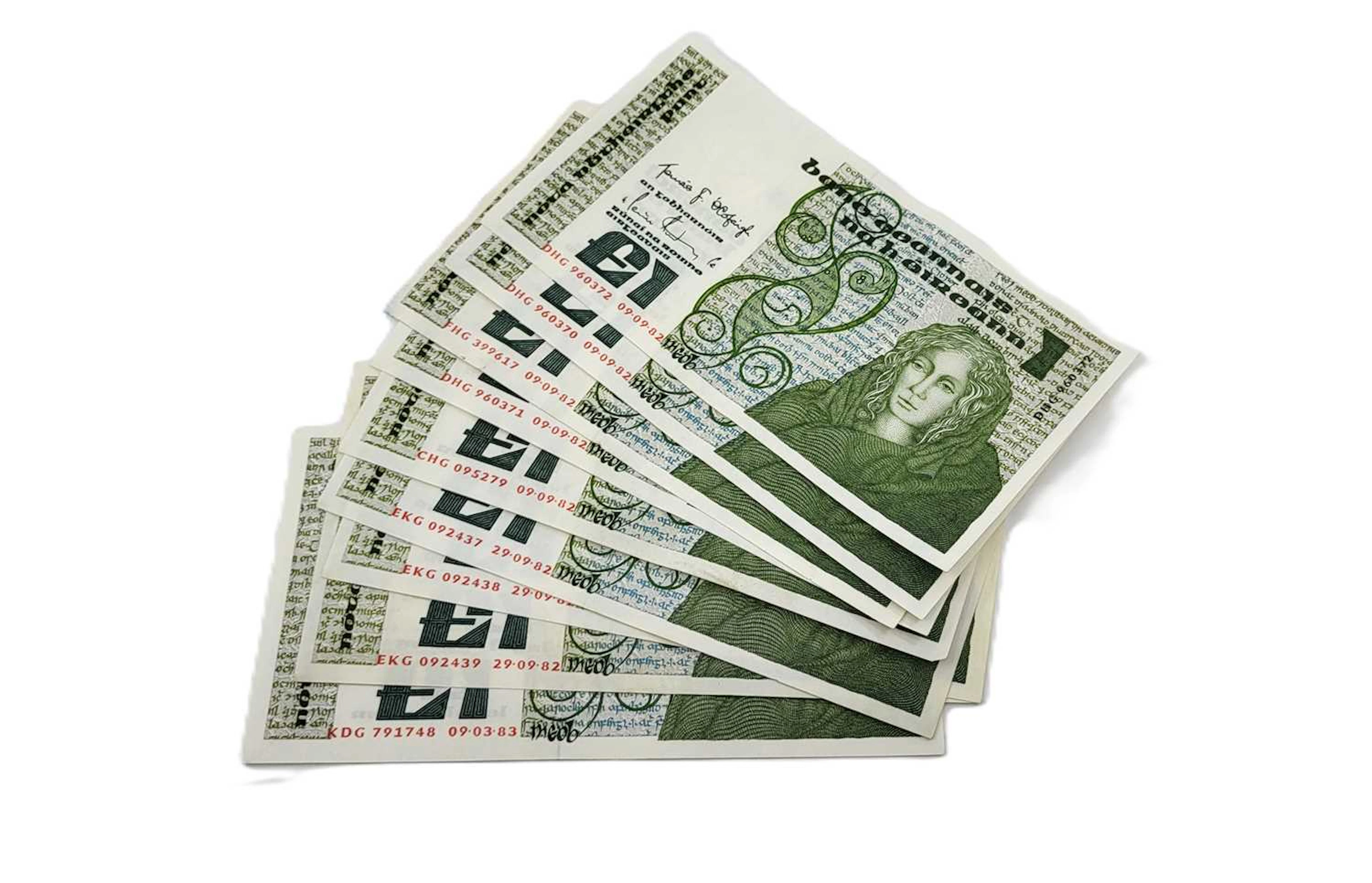 50 X 1982-1987 QUEEN MEABH £1 IRISH BANK NOTES