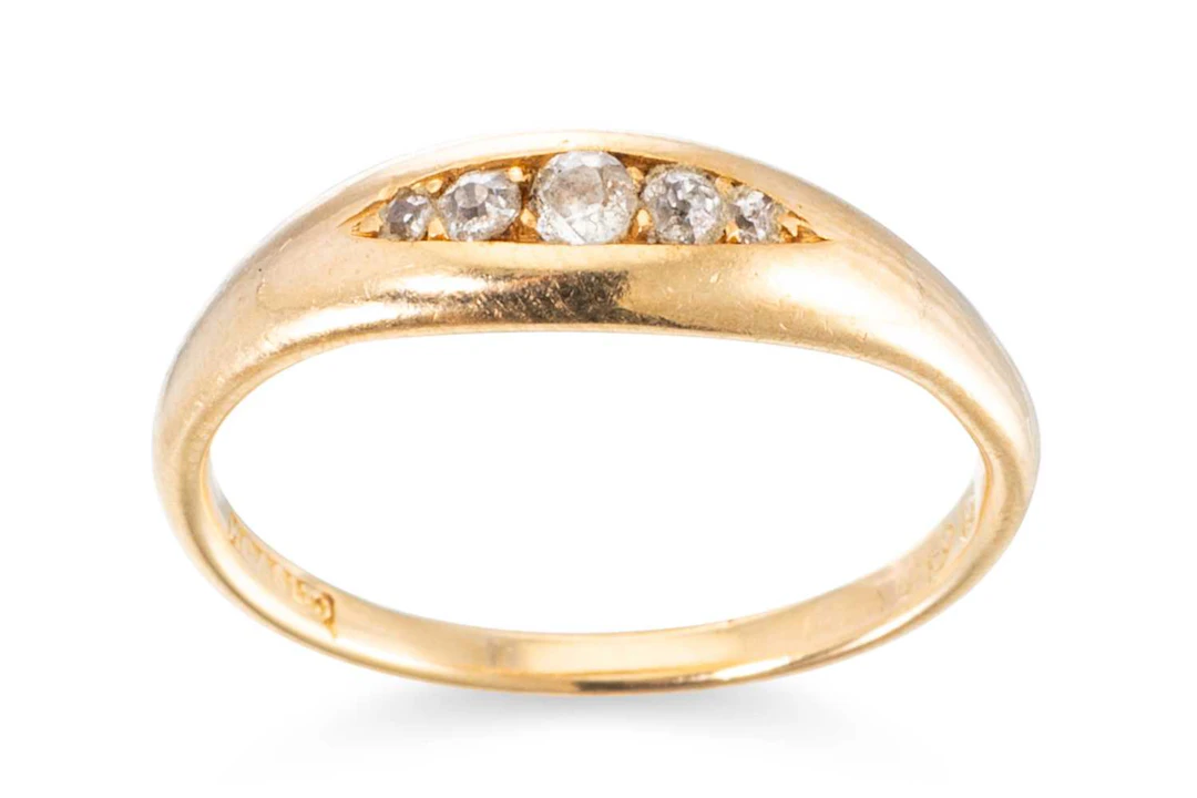 AN ANTIQUE DIAMOND SET RING