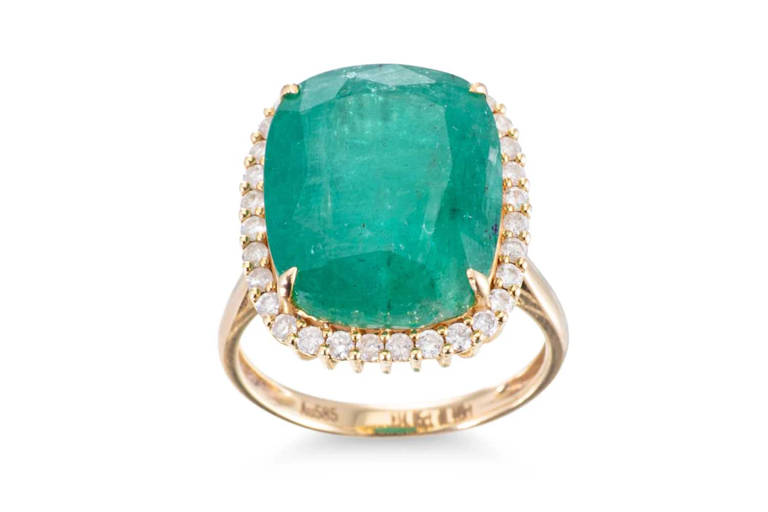 AN EMERALD AND DIAMOND CLUSTER RING